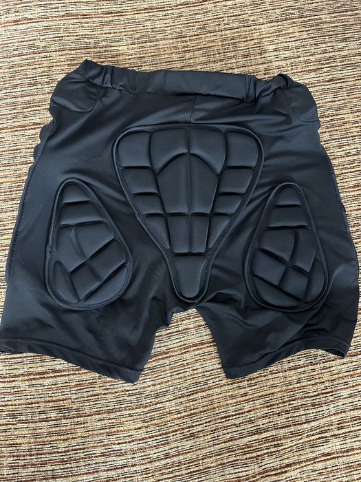 Защитные шорты и наколенники