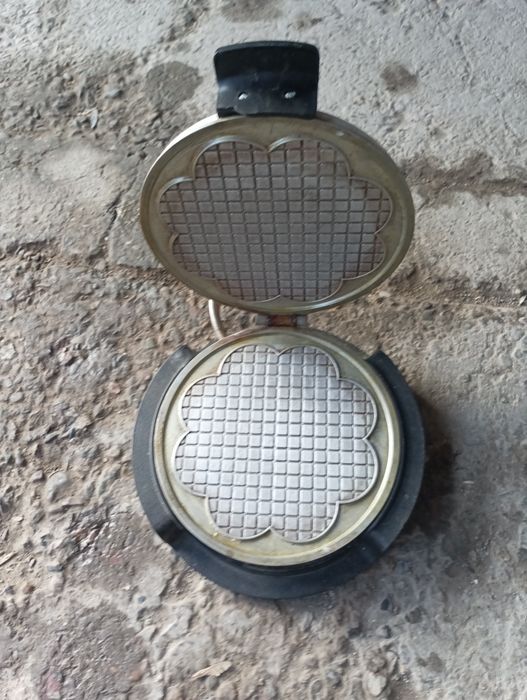 Вафельницы 2 штуки и орешница.