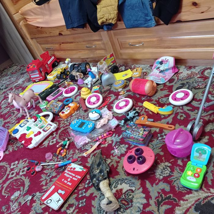 Коледна къщичка с детски играчки