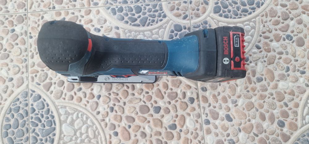 Акумулаторен пробивен трион Bosch GST 18V-LIS