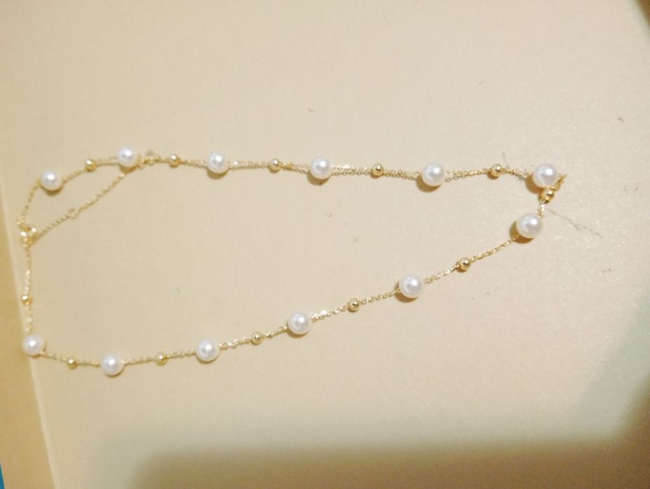 Perle pe lantinsor suflat cu aur.