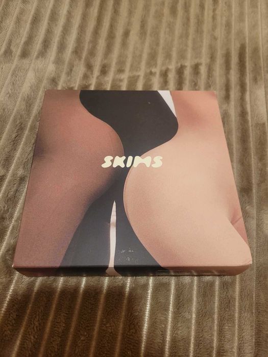 Skims Безшевни къси панталонки с повдигащо дупе вис. талия -чисто нови