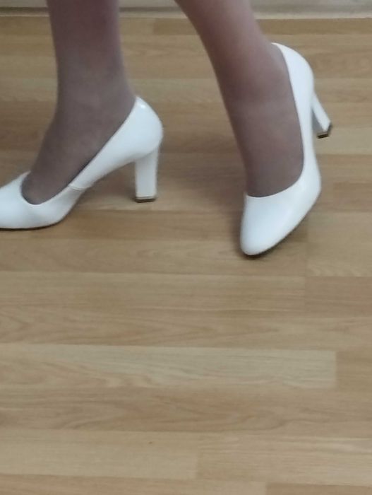 Продам белые удобные туфли