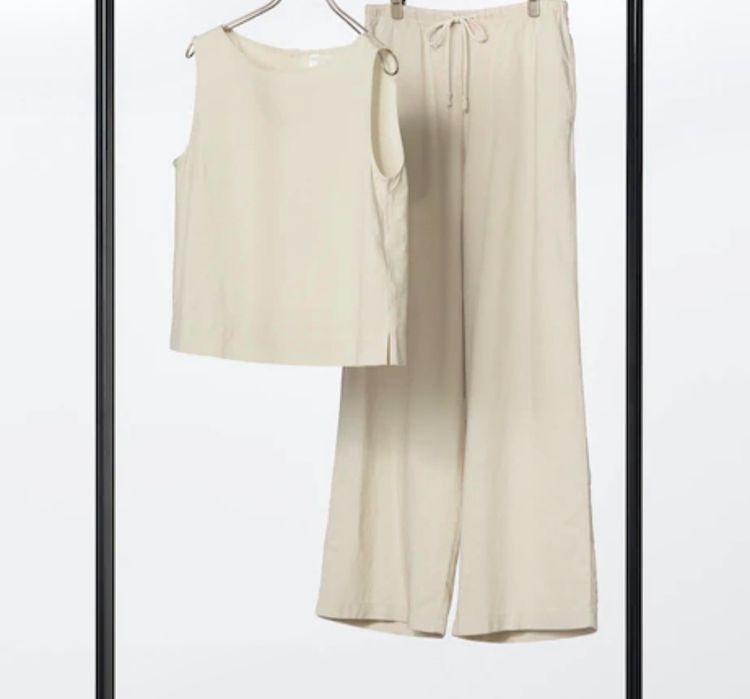Эта бежевый костюм на лето из смеси льна и вискозы от Uniqlo Япония