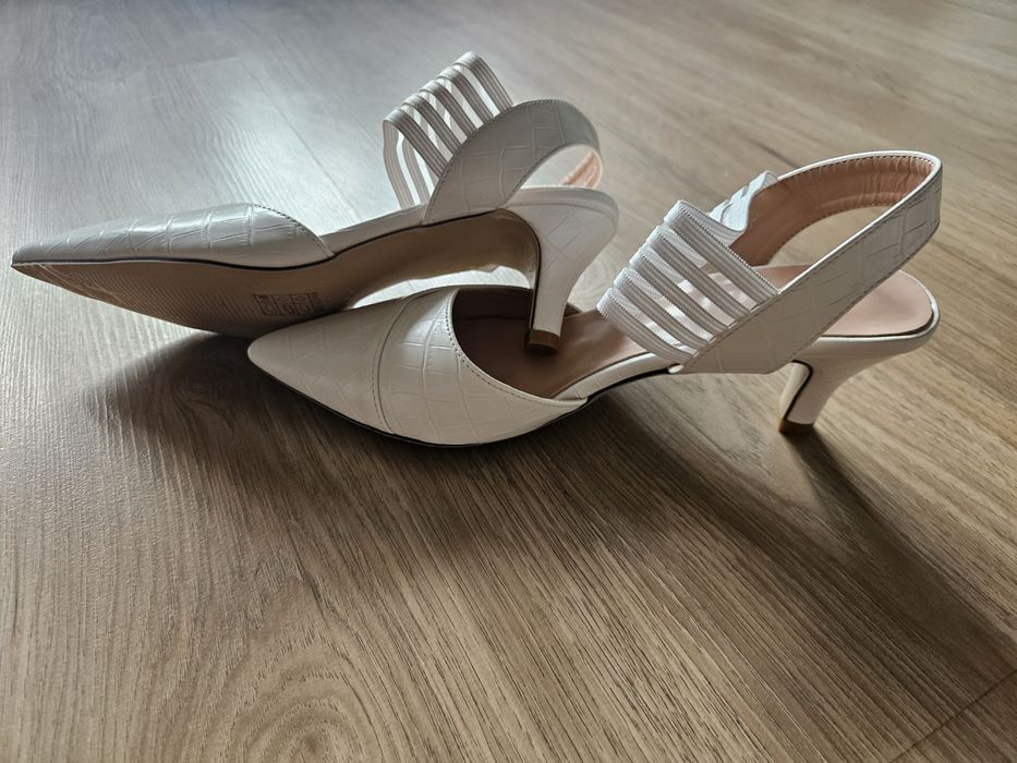 Бели летни обувки