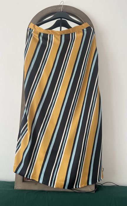 Fusta noua, eleganta, subtire si usoara, intr o combinatie minunata de dungi de la Zara, M