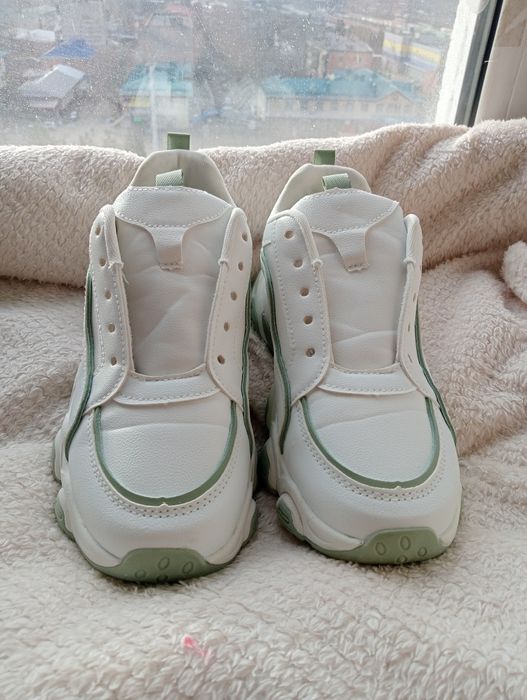 Продам кроссовки