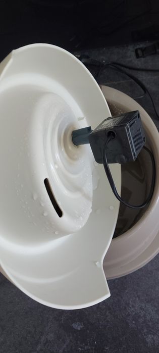 Vând adăpatoare fantana pentru câini și pisici 2 litr