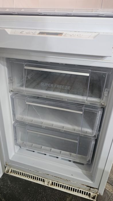 Встраеваемый холодильник Ariston Hotpoint