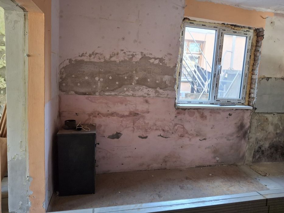 Двуетажна тухлена къща до Лидл