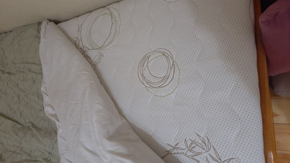 Продавам две единични легла комплект(  легло+ рамка+матрак)