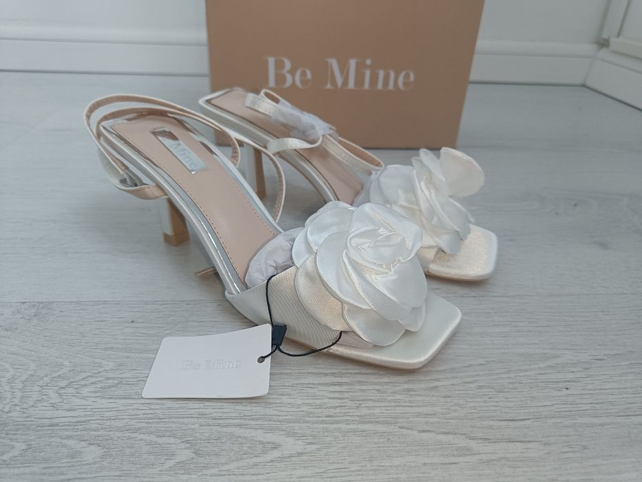 Sandale albe elegante