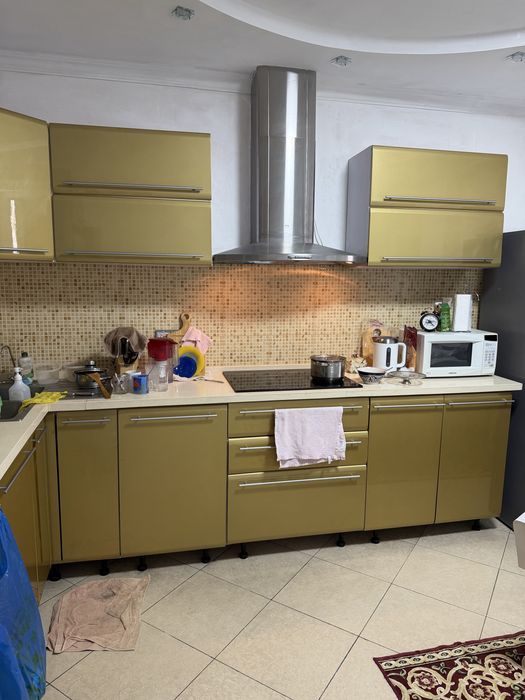Продается Кухонный гарнитур из акрила.