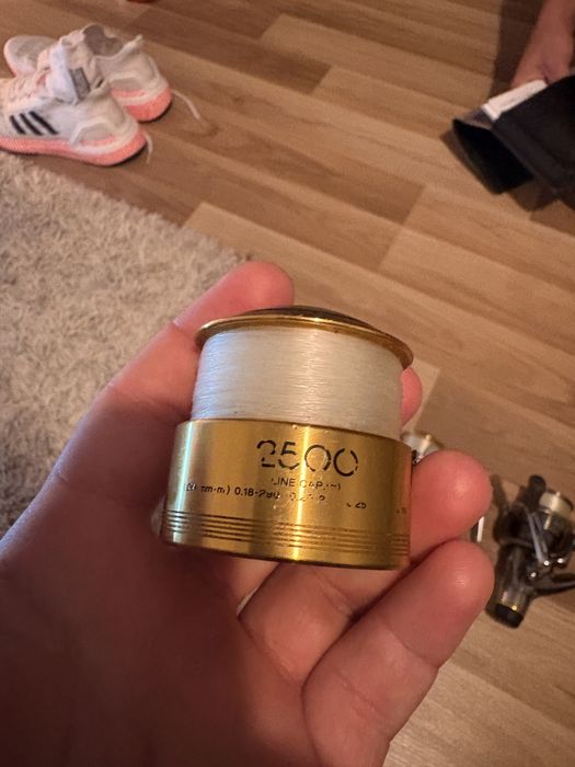 Vând 2 mulinete Shimano, în stare foarte bună de funcționare. Se vând împreună cu un tambur de rezervă Shimano, exact cum se vede în poze.
