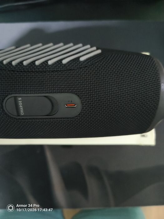 Продавам jbl charge 5