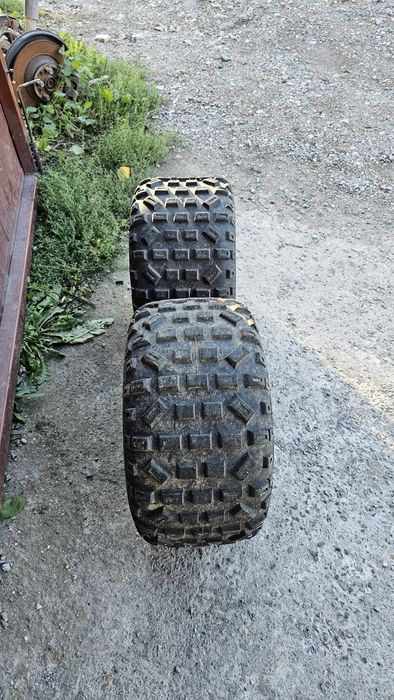 Продавам 2 броя задни гуми със джанти за атв 8 цола