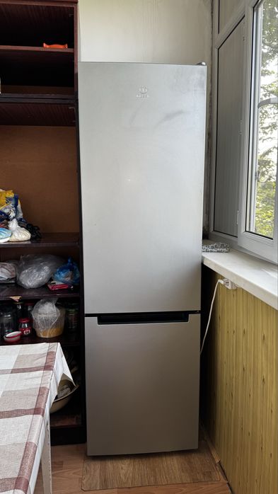 Холодильник “indesit”