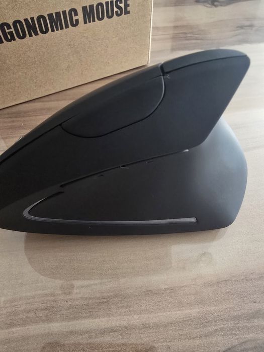 Ергономична вертикална мишка