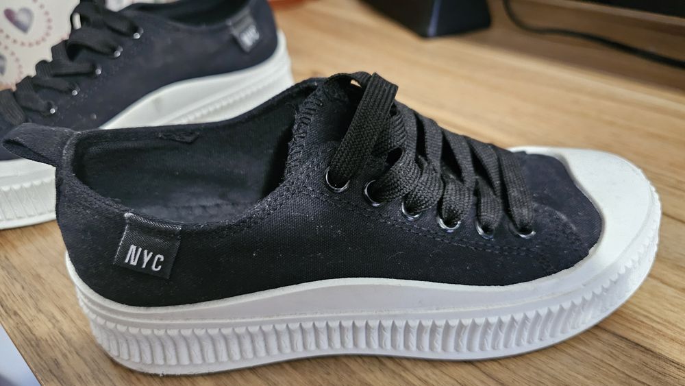 Обувка тип кец .