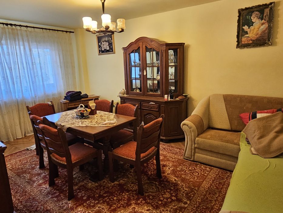 De vânzare apartament 3 camere – Cugir | Etaj 2 | 74mp | 62.000 € negociabil
Se oferă spre vânzare apartament spațios și bine compartimentat, situat