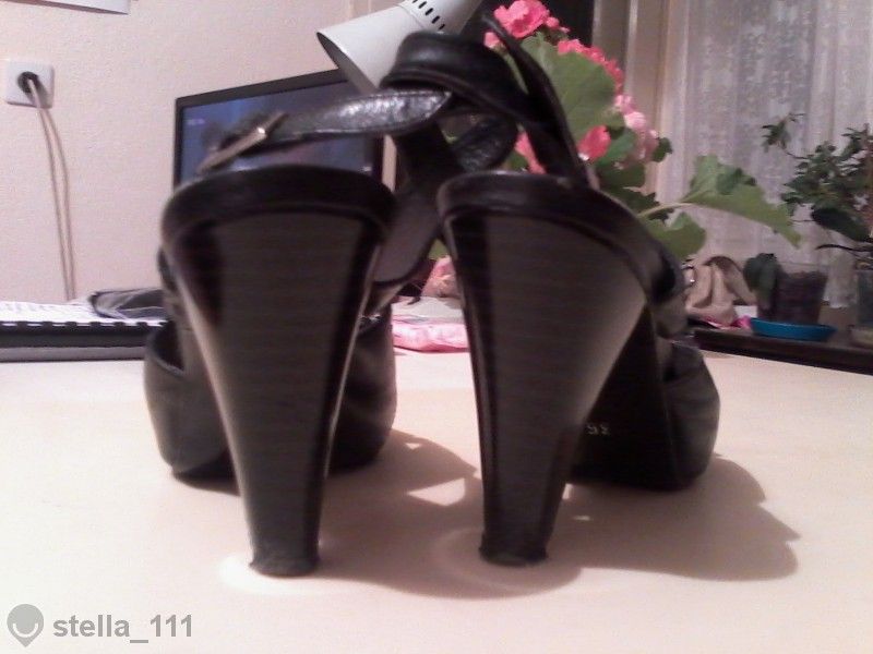 Продавам черни дамски сандали от естествена кожа