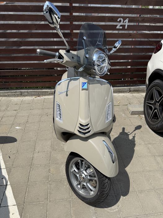 Vespa GTS 300 ABS/ASR – 2024 | Doar 1.800 km | Ca nouă