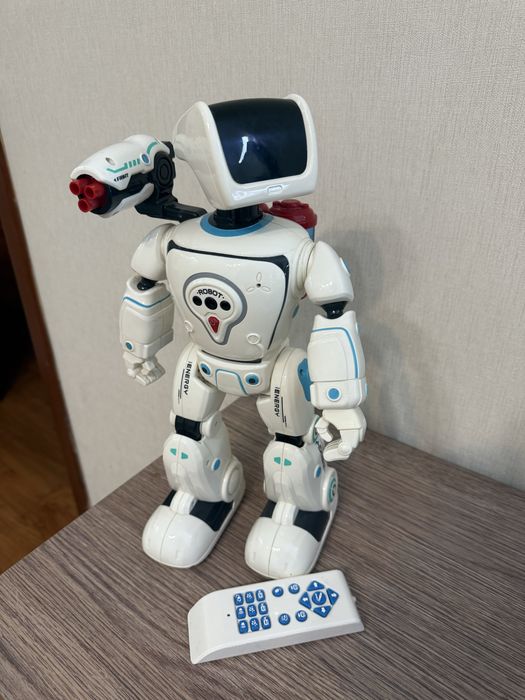 Робот белый, разговаривает