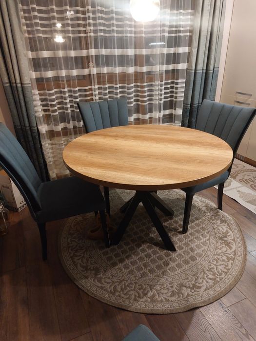 Продавам трапезна маса