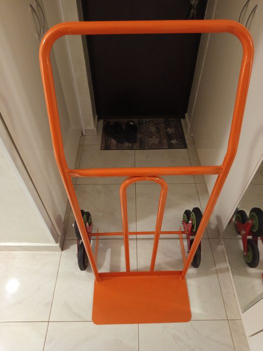 Товарна количка за стълби под наем