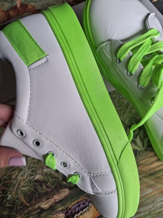 Стилни бели кецове с неоново зелени детайли