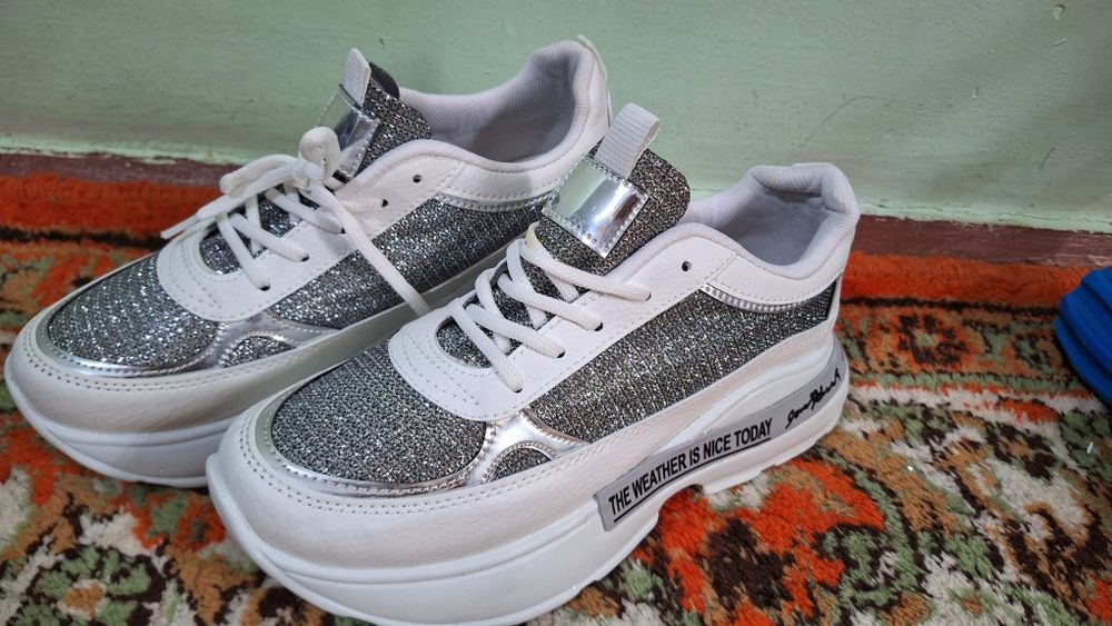 Sotiladi yangi 39 razmer 38 tugri keladi