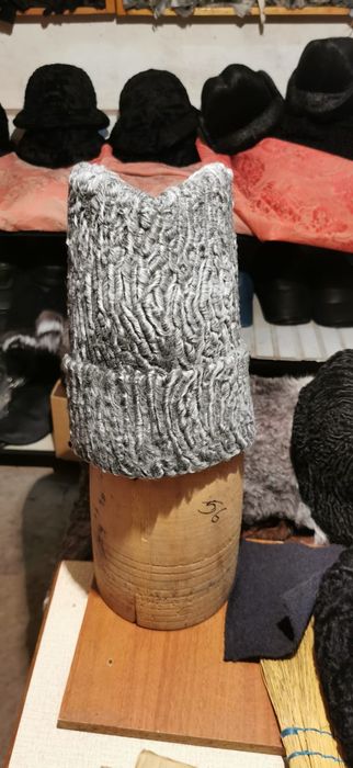 Caciuli cu bordura negre si brumarii