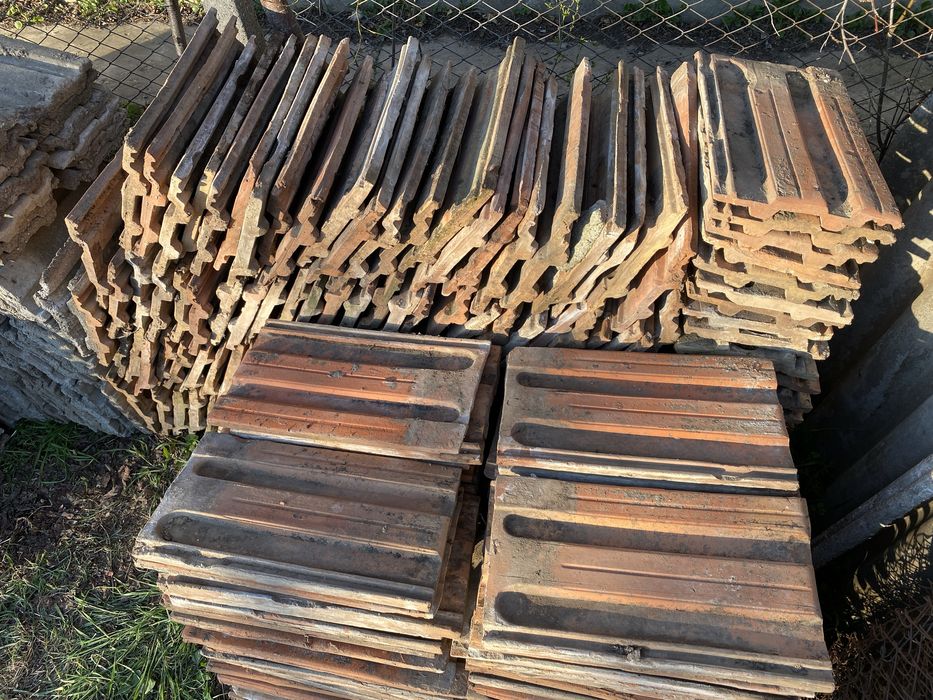 Vând țiglă clasică, 2 feluri, stare bună