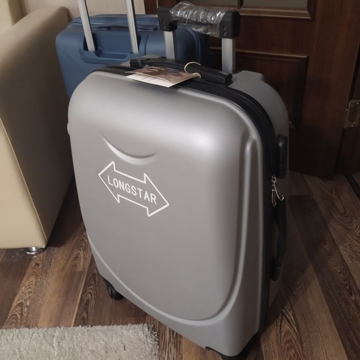 Чемодан средний новый