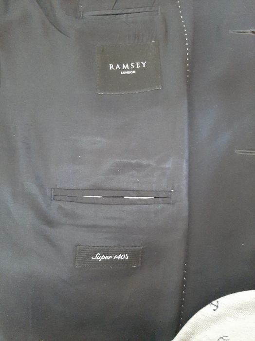 Клубный пиджак с серыми брюками