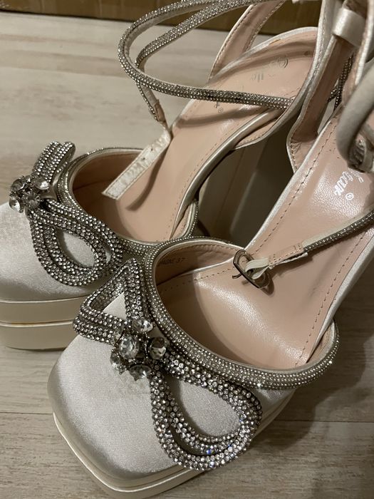 Дамски обувки на дебел ток