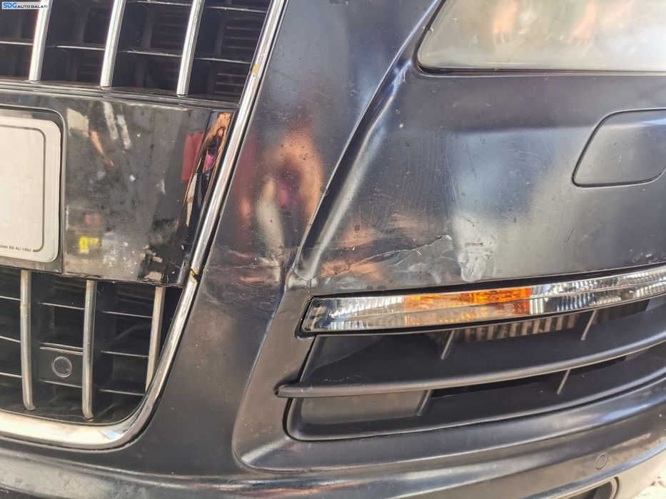 Bara Spoiler Fata Completa cu Grila Emblema cu Spalatoare si Locas Senzori Parcare cu Defecte Audi Q7 4L FL Facelift 2010 - 2015 Culoare LZ5Q [K7101]