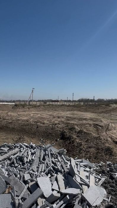 Продается нежилой объект в Янгиюле Таш. области. Ер сотилади 1 гектар