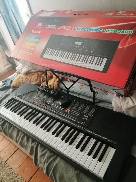 Продам синтезатор