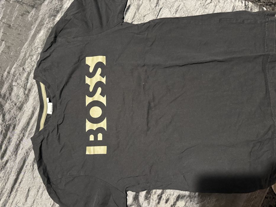 Нова тениска бос