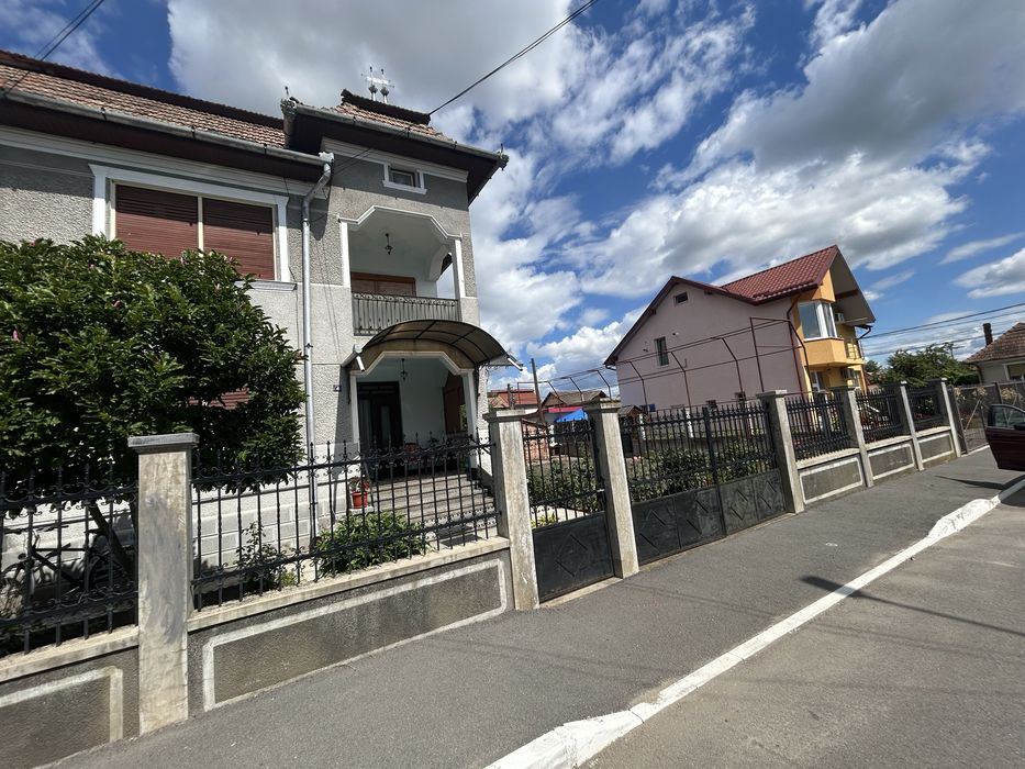 Casa de Vanzare ! zona -Sarat.pozitionare foarte buna!actele la zi!