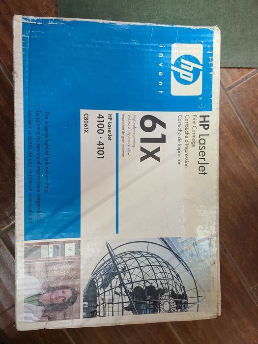 Это оригинальный лазерный картридж HP 61X (C8061X) черного цвета.Картр