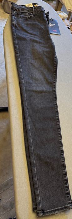 Джинсы Levis 28 размер, новые
