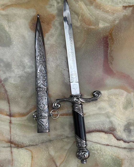 Stilet decorativ ,ornamente si lama metalice