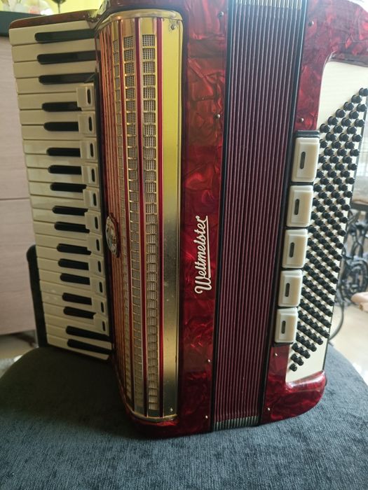 Акордеон Weltmeister, нов, 120 баса