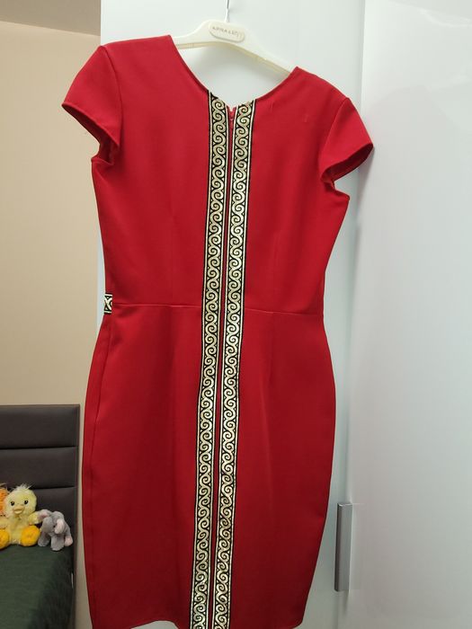 Рокля,, мегз,, червена по тялото със златен кант