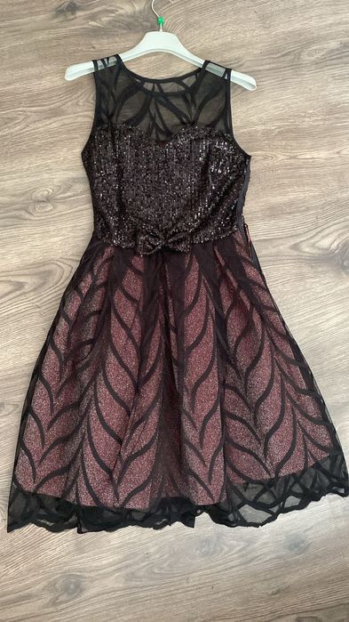 Vând o rochie de ocazie, S, ca noua, neagră, dantela, tul, paiete