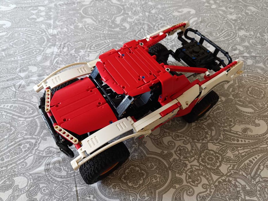 Model din piese Lego baja-truck asamblat