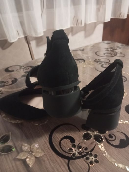 Vând pantofi eleganți