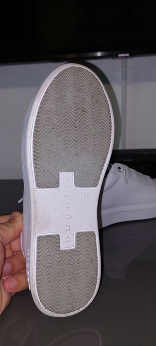 Vând sneakarsi BUGATTI mar .38